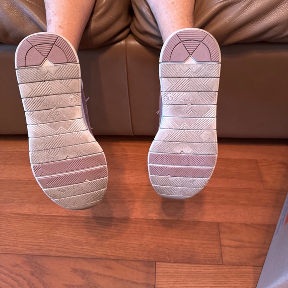 Vionic Joey Nubuck Sneaker in Mauve Size 6.5 - Picture 8 of 8